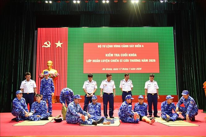 Kiểm tra cuối khóa lớp huấn luyện chiến sĩ cứu thương. Ảnh: TTXVN phát

