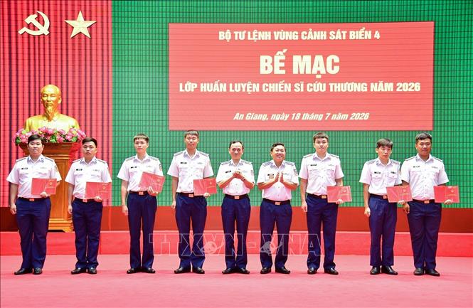 Trao giấy chứng nhận cho các học viên hoàn thành khóa huấn luyện chiến sĩ cứu thương. Ảnh: TTXVN phát

