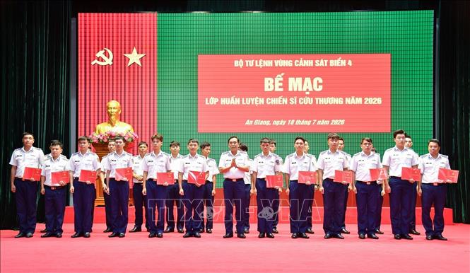 Trao giấy chứng nhận cho các học viên hoàn thành khóa huấn luyện chiến sĩ cứu thương. Ảnh: TTXVN phát

