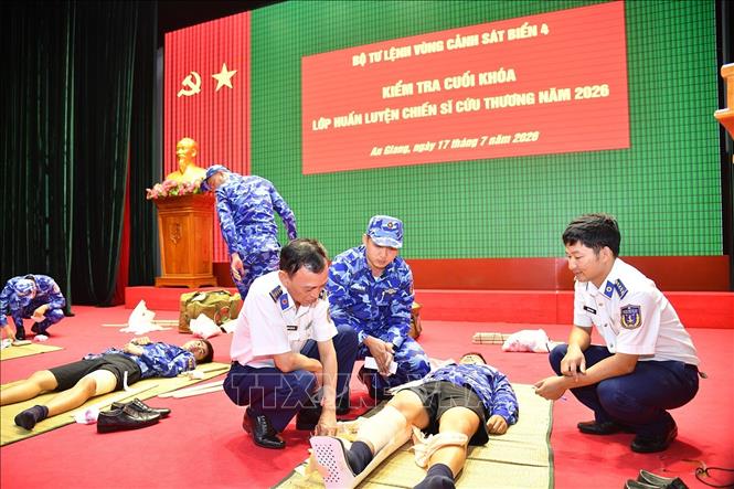Đại tá Lương Xuân Lợi, Chủ nhiệm Quân y Cảnh sát biển Việt Nam trực tiếp kiểm tra kỹ thuật sơ cứu, cấp cứu ban đầu đối với các học viên. Ảnh: TTXVN phát

