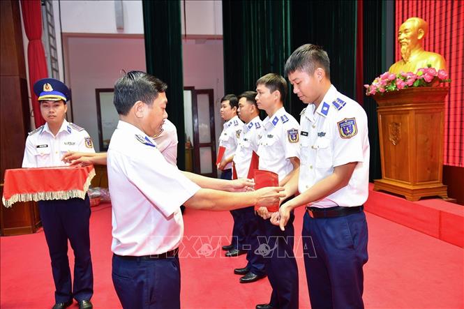 Đại tá Trần Nguyên Lai trao giấy chứng nhận cho các học viên hoàn thành khóa huấn luyện chiến sĩ cứu thương. Ảnh: TTXVN phát
