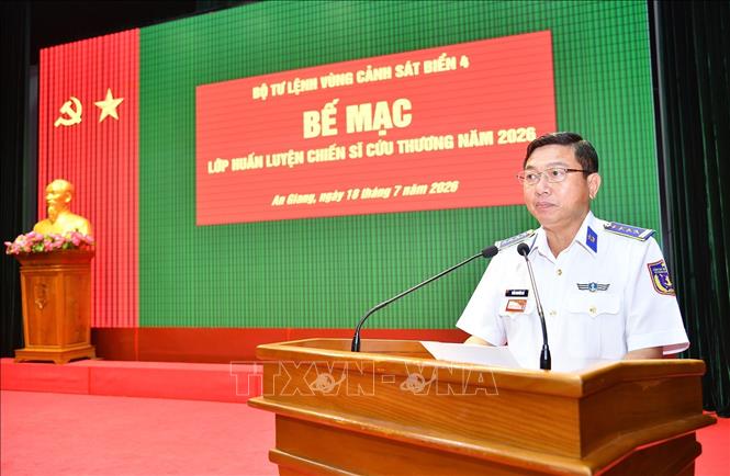 Đại tá Trần Nguyên Lai, Phó Tư lệnh, Tham mưu trưởng Bộ Tư lệnh Vùng Cảnh sát biển 4 phát biểu bế mạc lớp huấn luyện chiến sĩ cứu thương. Ảnh: TTXVN phát
