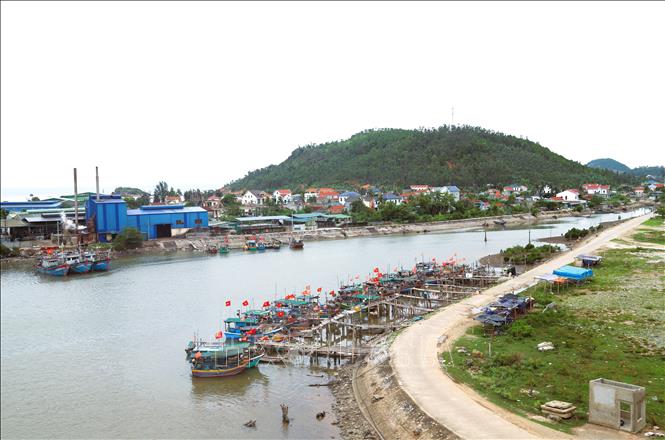 Đổi thay làng biển Thuận Long (xã Quỳnh Phú, Nghệ An) bên núi Bàn Cờ. Ảnh: Xuân Tiến - TTXVN  
