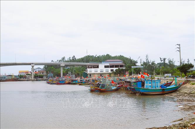 Làng biển Đức Xuân (xã Quỳnh Phú, Nghệ An) nổi bật với quang cảnh tàu thuyền neo đậu dưới núi Hòn Thông. Ảnh: Xuân Tiến - TTXVN 