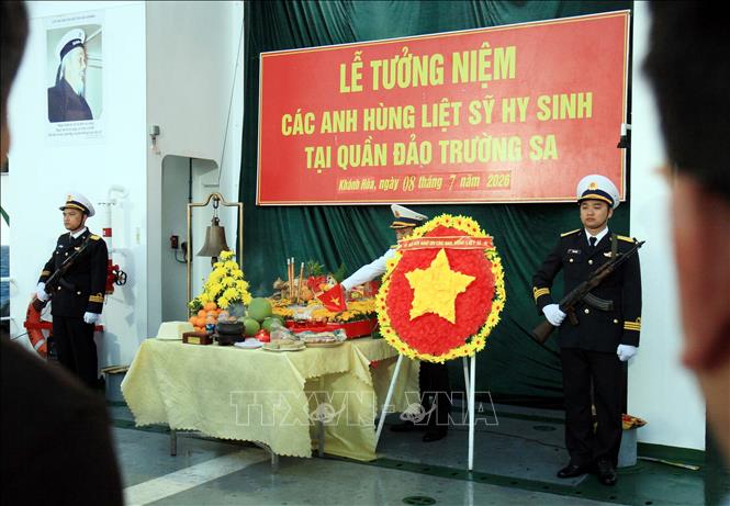 Đoàn công tác làm lễ tưởng niệm các anh hùng liệt sĩ hy sinh tại quần đảo Trường Sa. Ảnh: Thái Thuần - TTXVN