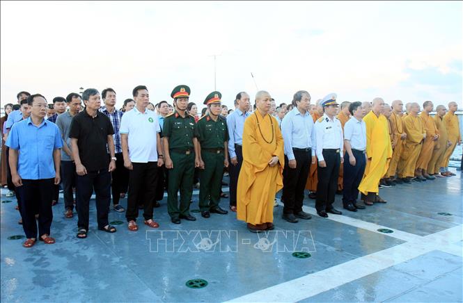 Đoàn công tác làm lễ tưởng niệm các anh hùng liệt sĩ hy sinh tại quần đảo Trường Sa. Ảnh: Thái Thuần - TTXVN