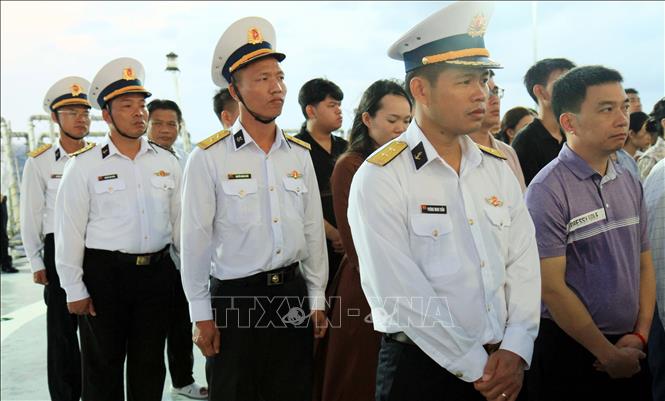 Đoàn công tác làm lễ tưởng niệm các anh hùng liệt sĩ hy sinh tại quần đảo Trường Sa. Ảnh: Thái Thuần - TTXVN