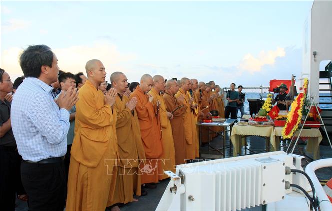 Đoàn công tác làm lễ tưởng niệm các anh hùng liệt sĩ hy sinh tại quần đảo Trường Sa. Ảnh: Thái Thuần - TTXVN
