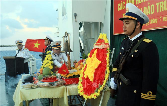 Đoàn công tác làm lễ tưởng niệm các anh hùng liệt sĩ hy sinh tại quần đảo Trường Sa. Ảnh: Thái Thuần - TTXVN