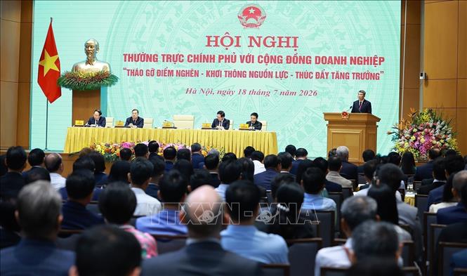 Prime Minister Le Minh Hung chairs the meeting with the business community. VNA Photo: Dương Giang  