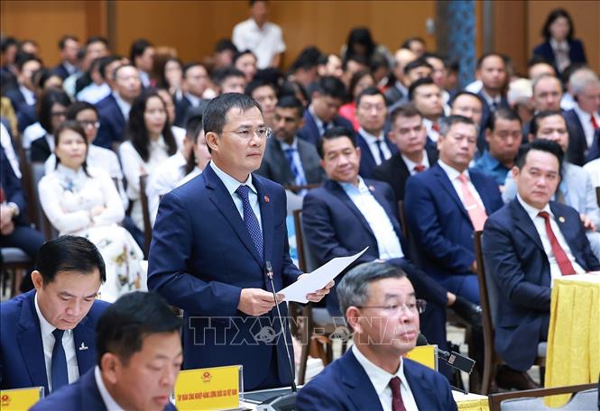 Chairman and CEO of the Viettel Military Industry and Telecoms Group Tao Duc Thang speaks at the meeting. VNA Photo: Dương Giang