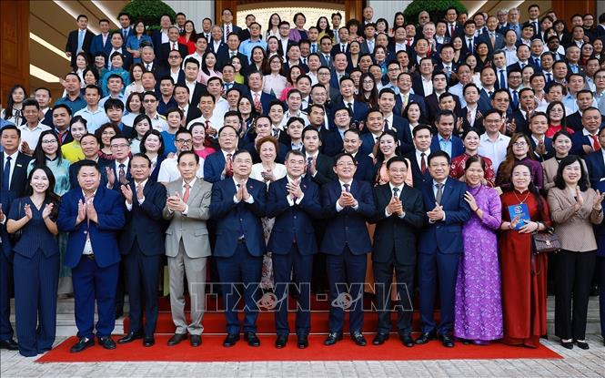 Prime Minister Le Minh Hung meets with the business community. VNA Photo: Dương Giang  