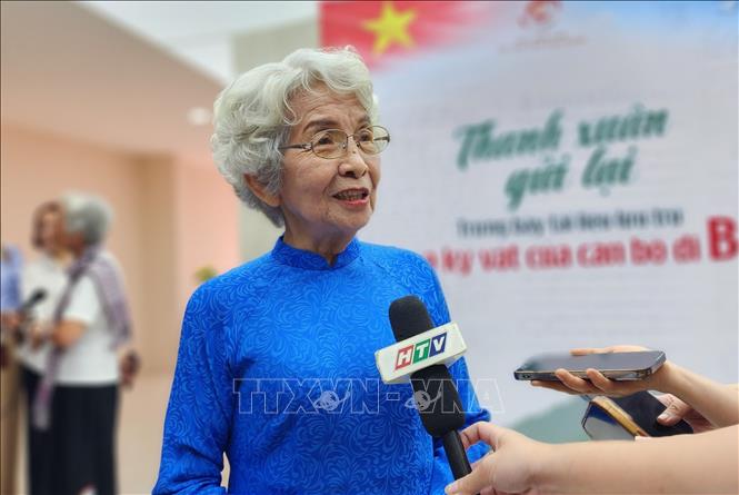 Bà Trần Thị Vinh chia sẻ với báo chí về ký ức những ngày đi B. Ảnh: Chu Thanh Vân – TTXVN