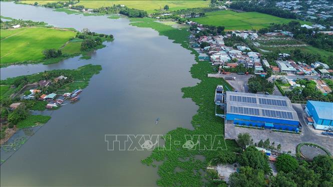 Sông Vàm Cỏ Đông là tuyến vận tải thủy nội địa quan trọng, phục vụ vận chuyển hàng hóa, nông sản và kết nối hoạt động xuất nhập khẩu của tỉnh Tây Ninh. Ảnh: Giang Phương - TTXVN