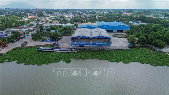 Phương tiện vận tải thủy bốc xếp hàng hóa tại Cảng Thành Thành Công - Bến Kéo, góp phần khai thác lợi thế vận tải trên tuyến sông Vàm Cỏ Đông. Ảnh: Giang Phương - TTXVN