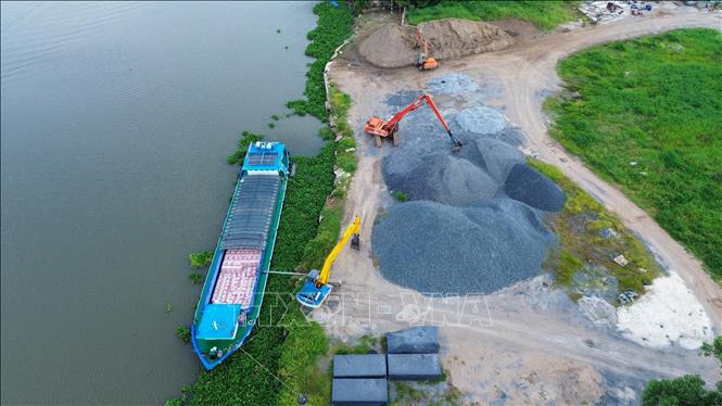 Hoạt động vận chuyển hàng hóa trên sông Vàm Cỏ Đông góp phần giảm áp lực cho vận tải đường bộ và nâng cao hiệu quả kết nối logistics của tỉnh Tây Ninh. Ảnh: Giang Phương - TTXVN