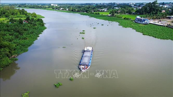 Phát triển vận tải thủy nội địa gắn với hệ thống cảng và dịch vụ logistics là một trong những giải pháp nâng cao năng lực lưu thông hàng hóa, khai thác hiệu quả lợi thế sông Vàm Cỏ Đông của tỉnh Tây Ninh. Ảnh: Giang Phương - TTXVN