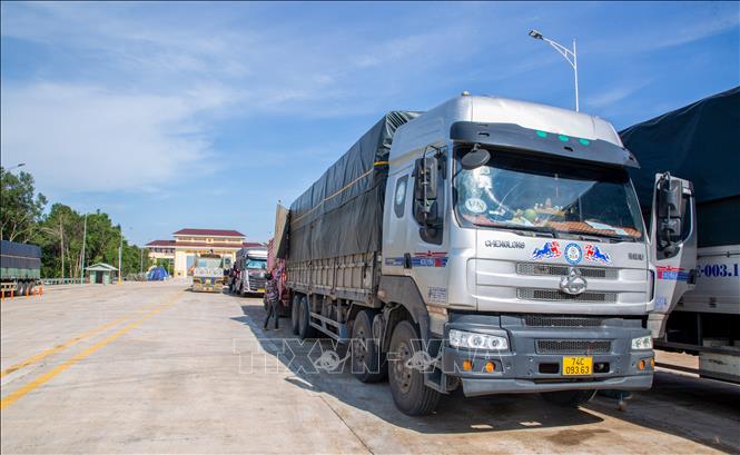 Hoạt động vận chuyển hàng hóa qua Cửa khẩu quốc tế Tân Nam, góp phần thúc đẩy phát triển thương mại biên giới và dịch vụ logistics của tỉnh Tây Ninh. Ảnh: Giang Phương - TTXVN