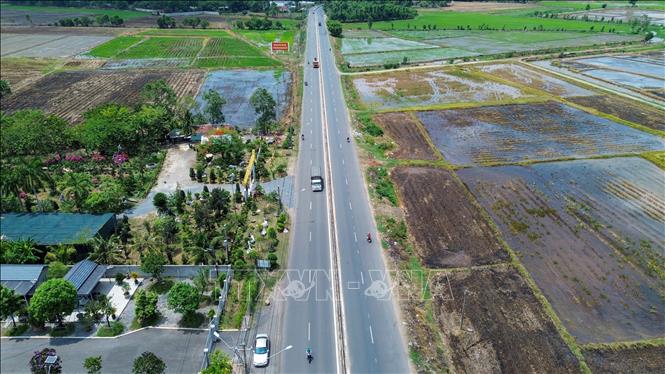 Quốc lộ 22B là tuyến giao thông huyết mạch kết nối trung tâm tỉnh Tây Ninh với các cửa khẩu quốc tế, phục vụ phát triển thương mại, logistics và xuất nhập khẩu. Ảnh: Giang Phương - TTXVN