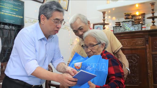 Thay mặt lãnh đạo Thành ủy, ông Nguyễn Phước Lộc trao tặng quà cho Mẹ Việt Nam Anh hùng Bùi Thị Đay. Ảnh: Huỳnh Sơn - TTXVN