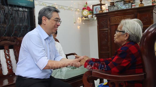 Ông Nguyễn Phước Lộc thăm hỏi sức khỏe Mẹ Việt Nam Anh hùng Bùi Thị Đay. Ảnh: Huỳnh Sơn - TTXVN