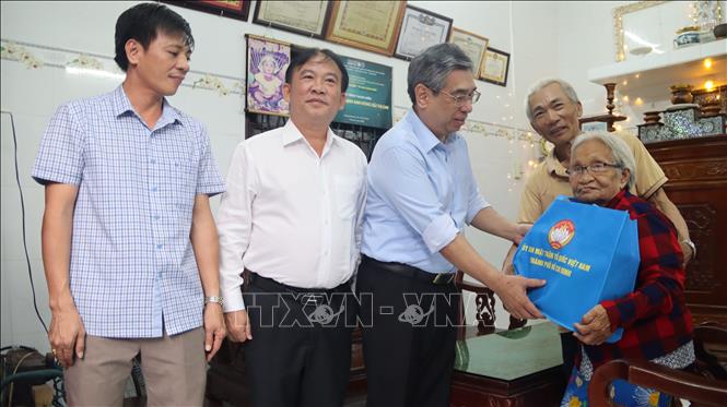 Các đại biểu tặng quà, tri ân Mẹ Việt Nam Anh hùng Bùi Thị Đay. Ảnh: Huỳnh Sơn - TTXVN