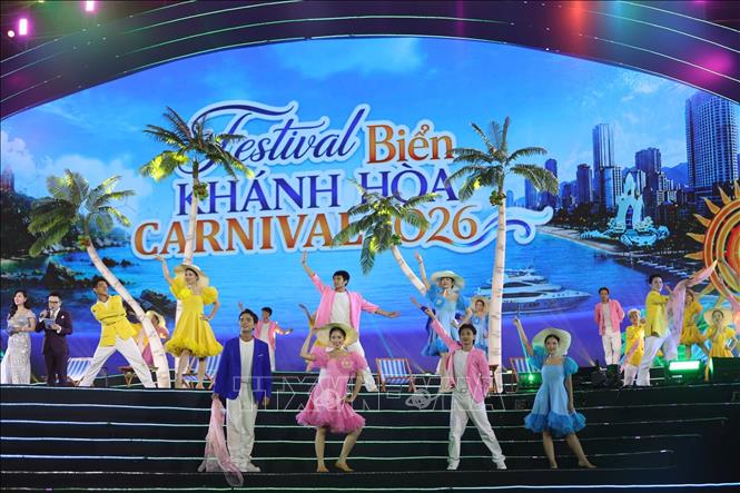 Một tiết mục biểu diễn nghệ thuật đường phố tại Festival biển Khánh Hòa 2026. Ảnh: Đặng Tuấn - TTXVN.