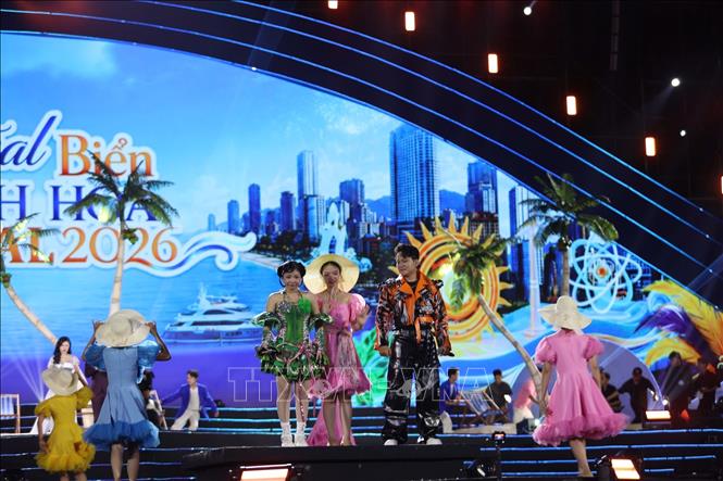 Rực rỡ Carnival đường phố Festival biển Khánh Hòa 2026. Ảnh: Đặng Tuấn - TTXVN