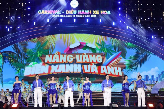 Một tiết mục biểu diễn nghệ thuật đường phố tại Festival Biển Khánh Hòa 2026. Ảnh: Đặng Tuấn - TTXVN