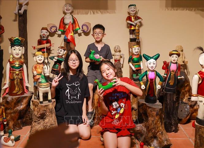 Công chúng trải nghiệm không gian văn hoá. Ảnh: Khánh Hoà - TTXVN
