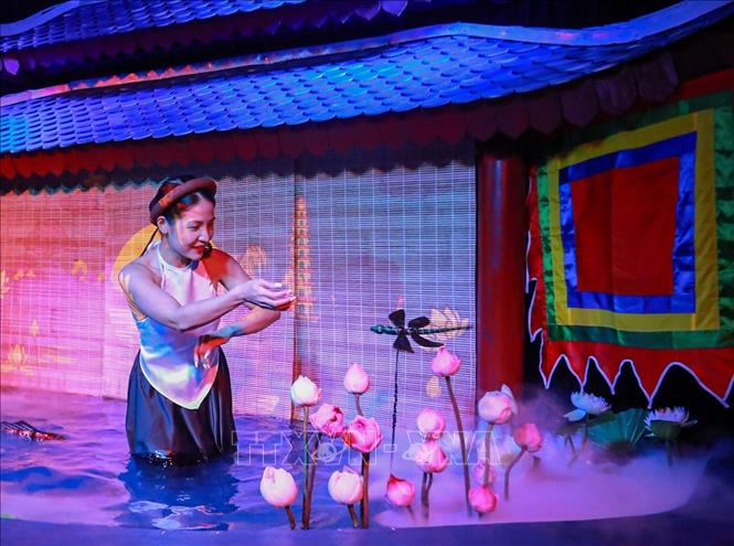 Các tiết mục rối nước được dàn dựng công phu, kết hợp giữa âm nhạc dân gian truyền thống cùng âm thanh ánh sáng mang đến cách tiếp cận gần gũi, hiện đại nhưng vẫn giữ được tinh thần của nghệ thuật rối nước Việt Nam. Ảnh: Khánh Hoà - TTXVN