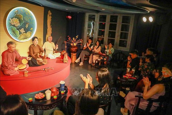 Khán giả được thưởng thức những làn điệu xẩm đặc sắc, giàu giá trị nghệ thuật và chiều sâu văn hóa. Ảnh: Khánh Hoà - TTXVN