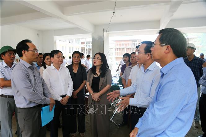 Đoàn công tác Bộ Giáo dục và Đào tạo đến kiểm tra tiến độ xây dựng trường nội trú biên giới ở xã Đakrông, tỉnh Quảng Trị. Ảnh: Tường Vi - TTXVN