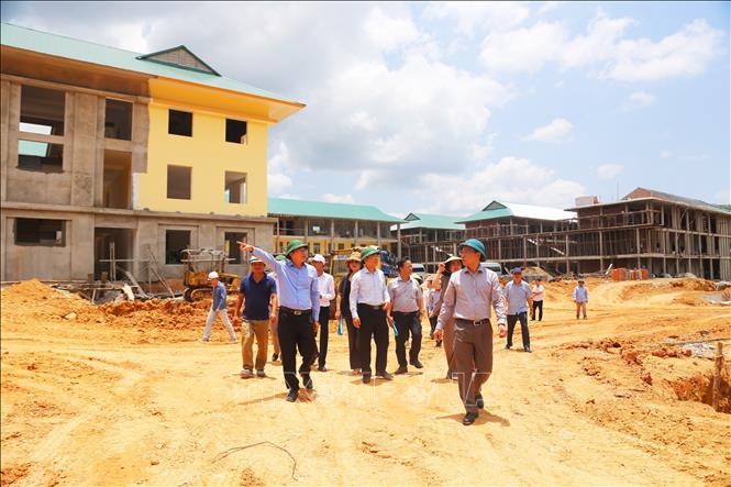 Đoàn công tác Bộ Giáo dục và Đào tạo đến kiểm tra tiến độ xây dựng trường nội trú biên giới ở xã Đakrông, tỉnh Quảng Trị. Ảnh: Tường Vi - TTXVN
