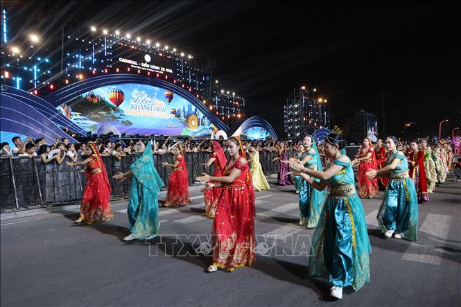 Các nghệ sĩ, diễn viên biểu diễn trong chương trình Carnival đường phố Festival Biển Khánh Hòa 2026. Ảnh: Đặng Tuấn - TTXVN