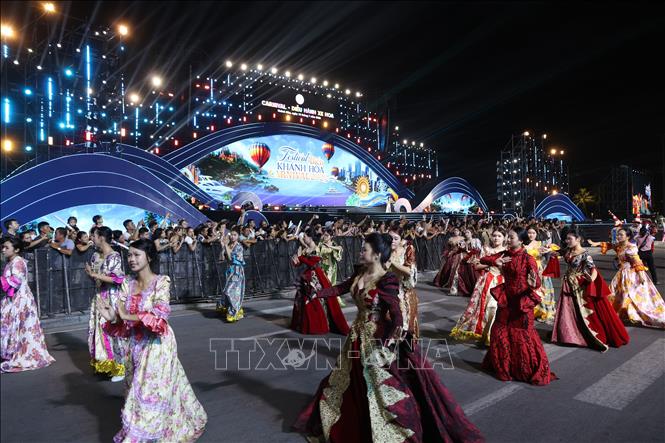 Các nghệ sĩ, diễn viên biểu diễn trong chương trình Carnival đường phố Festival Biển Khánh Hòa 2026. Ảnh: Đặng Tuấn - TTXVN