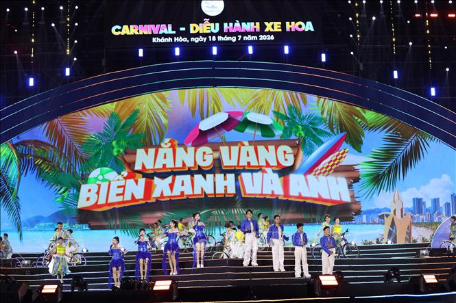 Các nghệ sĩ, diễn viên biểu diễn trong chương trình Carnival đường phố Festival Biển Khánh Hòa 2026. Ảnh: Đặng Tuấn - TTXVN