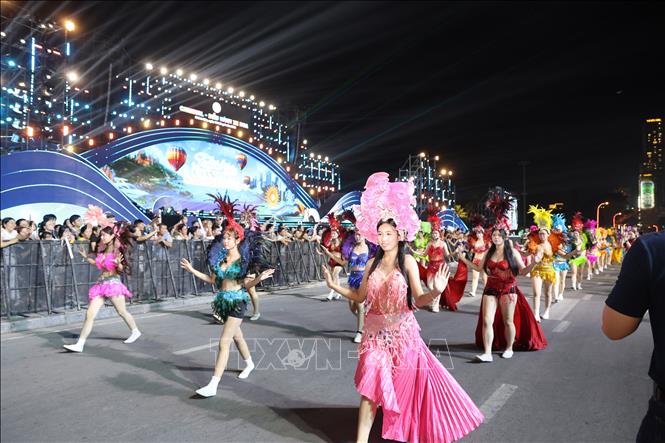 Các đoàn nghệ thuật trong nước và quốc tế tham gia diễu hành trên tuyến phố biển Nha Trang. Ảnh: Đặng Tuấn - TTXVN