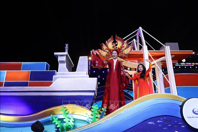 Đoàn xe hoa rực rỡ sắc màu diễu hành trên đường Trần Phú, phường Nha Trang. Ảnh: Đặng Tuấn - TTXVN