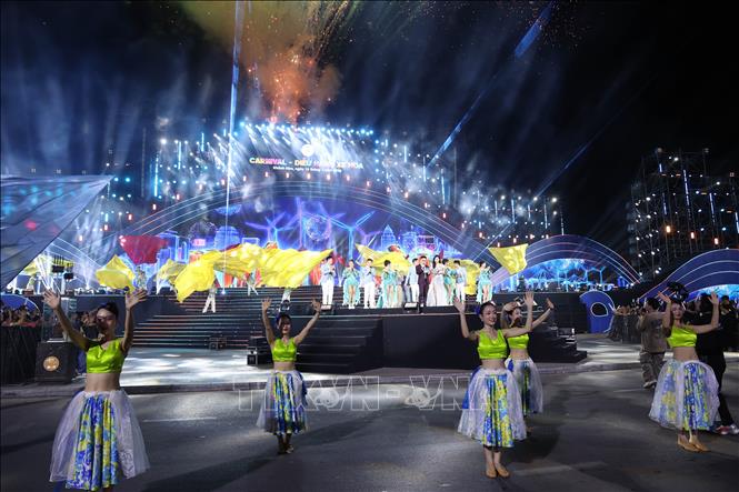 Nghệ sĩ trong trang phục nhiều màu sắc khuấy động không khí Carnival đường phố. Ảnh: Đặng Tuấn - TTXVN