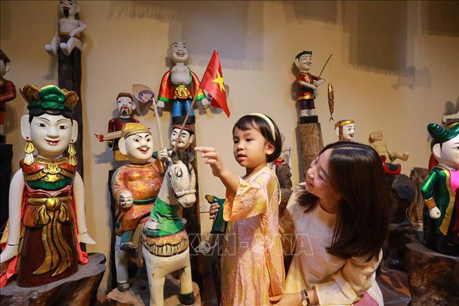 Visitors experience the cultural space. VNA Photo: Khánh Hoà 