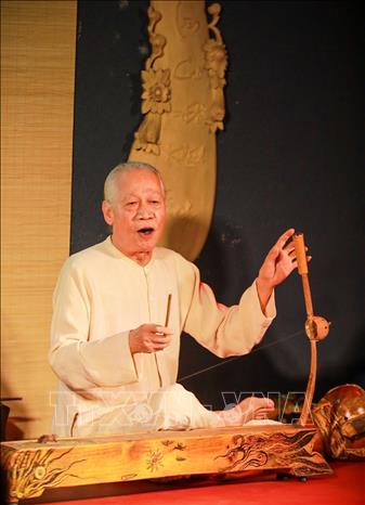 People's Artist Xuan Hoach is a veteran artist of xam folk music genre and one of three Vietnamese artists recognised as a world artisan by the World Masters. VNA Photo: Khánh Hoà 