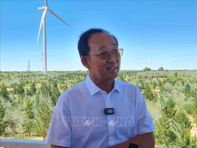 Chuyên gia Cục Lâm nghiệp và Đồng cỏ huyện Naiman Thẩm Chí chia sẻ kinh nghiệm chống sa mạc hóa gắn với phục hồi hệ sinh thái và phát triển sinh kế cho người dân địa phương. Ảnh: Quang Hưng-PV TTXVN tại Trung Quốc
