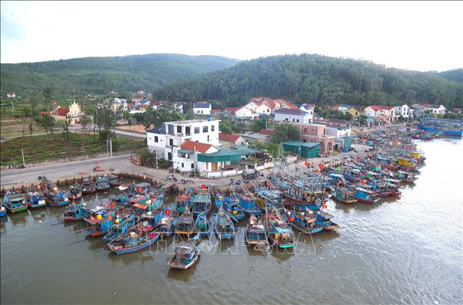 Tàu thuyền của ngư dân làng biển Đức Xuân (xã Quỳnh Phú, Nghệ An) đang neo đậu bên bờ sông Mai Giang, giáp cửa biển Lạch Quèn. Ảnh: Xuân Tiến - TTXVN