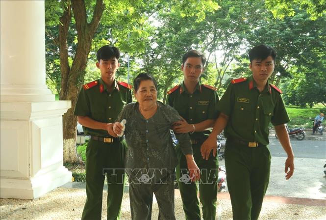 Thân nhân liệt sĩ tuổi cao sức yếu được các chiến sĩ hỗ trợ đưa đón đến điểm lấy mẫu ADN. Ảnh: Duy Khương - TTXVN