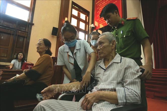 Lực lượng Công an phối hợp các đơn vị hỗ trợ thân nhân liệt sĩ  lấy mẫu ADN. Ảnh: Duy Khương - TTXVN
