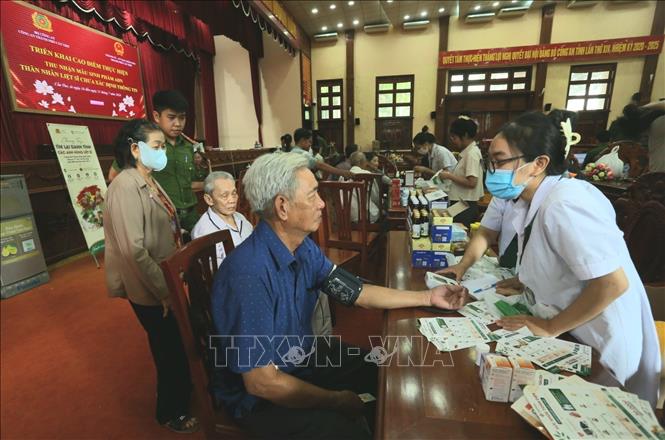 Lực lượng Công an phối hợp các đơn vị hỗ trợ thân nhân liệt sĩ  lấy mẫu ADN. Ảnh: Duy Khương - TTXVN
