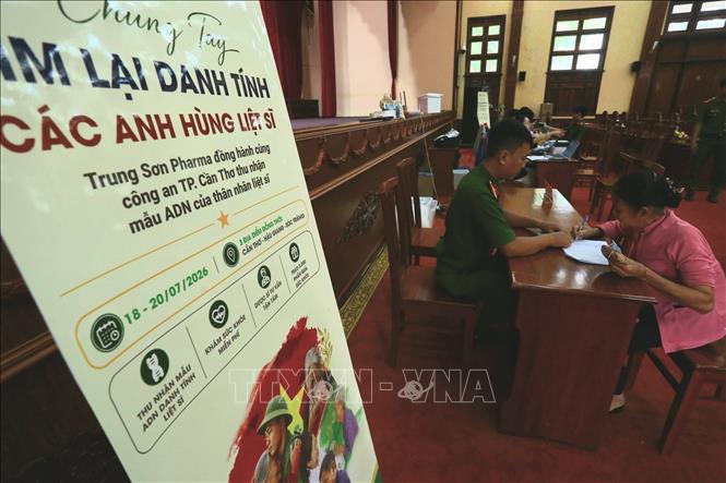 Ký nhận và kiểm tra thông tin thân nhân liệt sĩ  lấy mẫu ADN. Ảnh: Duy Khương - TTXVN