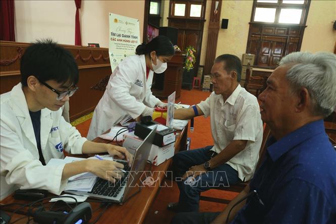 Thu mẫu ADN. Ảnh: Duy Khương - TTXVN