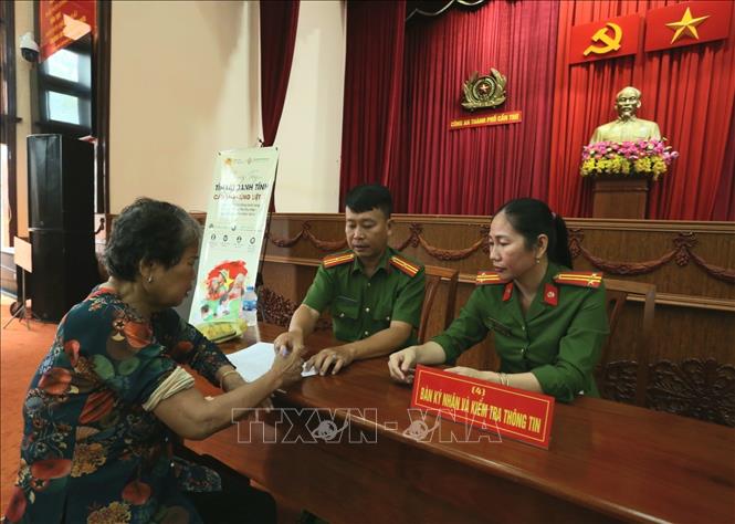 Ký nhận và kiểm tra thông tin thân nhân liệt sĩ  lấy mẫu ADN. Ảnh: Duy Khương - TTXVN